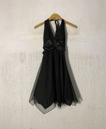 Schwarzes Halfterkleid
