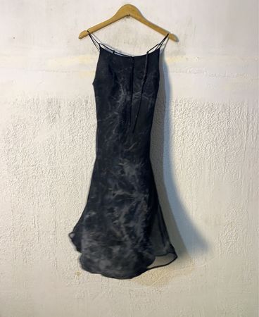Schwarzes Slip-Kleid mit Marmor-Druck