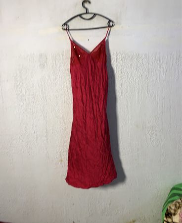 Rotes Slipkleid mit Paillettendetails