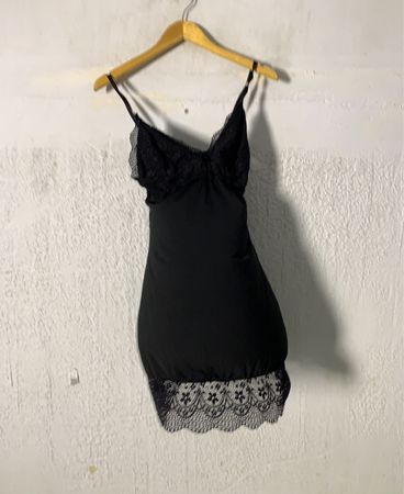 Schwarzes Seidenkleid mit Spitzenrand