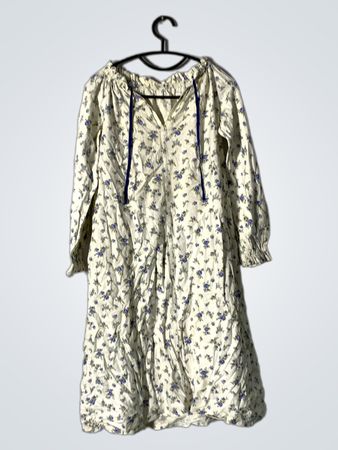 Weißes Kleid mit blauem Blumenmuster und blauen Krawattendetails