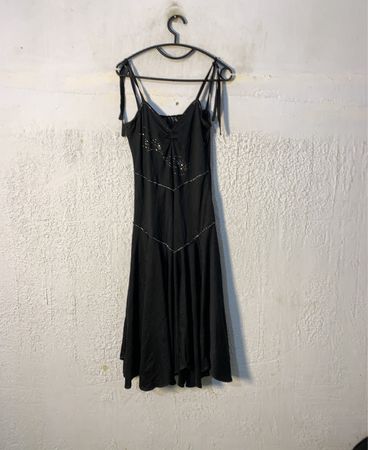 Schwarzes Kleid mit Perlenverzierungen