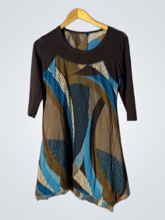 Asymmetrisches geometrisches Druckkleid