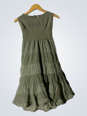Olivengrünes gestuftes Kleid