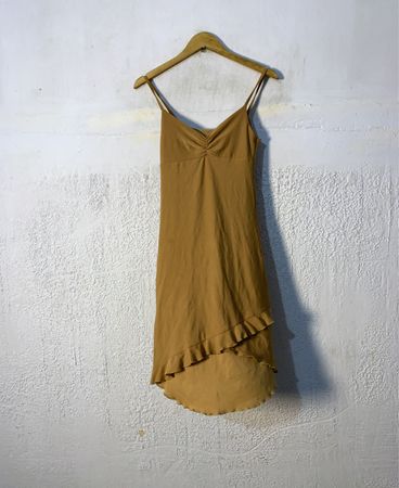 Braunes Spaghetti-Trägerkleid mit Rüschensaum