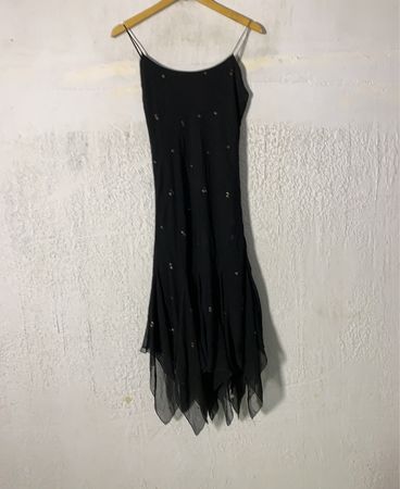 Schwarzes Kleid mit Paillettenverzierungen