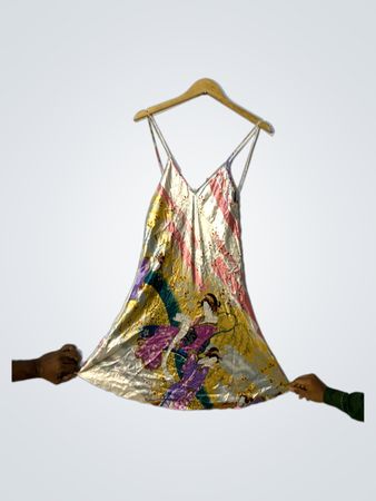 Satin-Spanndress mit asiatisch inspiriertem Druck