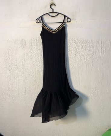 Schwarzes Kleid mit paillettenbesetztem Ausschnitt