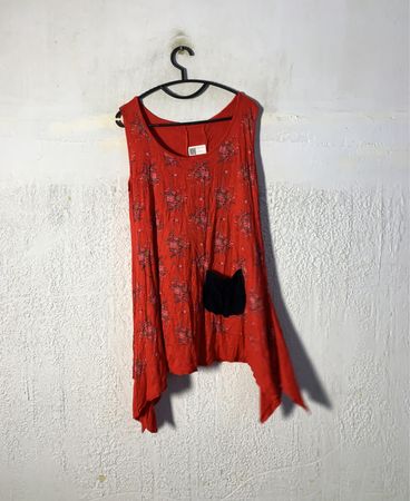 Rote Blumendruck ärmellose Tunika mit schwarzer Tasche