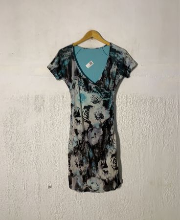 Blaues und schwarzes Blumenmusterkleid
