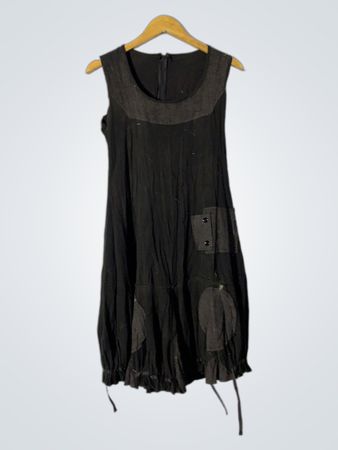 Schwarzes ärmelloses Kleid