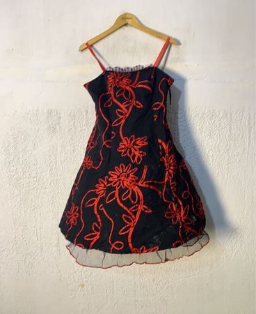 Schwarzes Kleid mit roter Blumenstickerei und Tüllbesatz