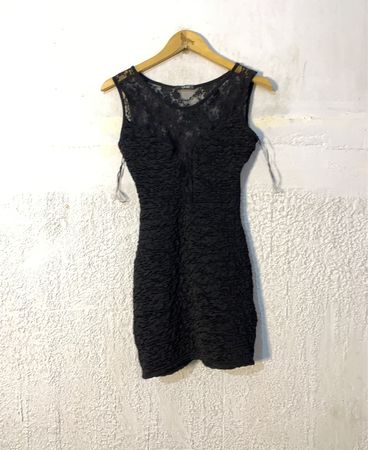 Schwarzes Spitzen- und strukturiertes ärmelloses Kleid