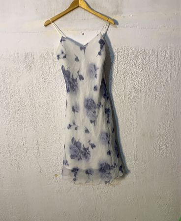 Weißes und blaues Blumendruck-Trägerkleid
