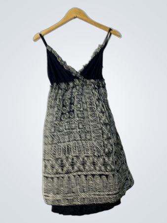 Schwarz-weiß gemustertes Kleid mit Spitze.