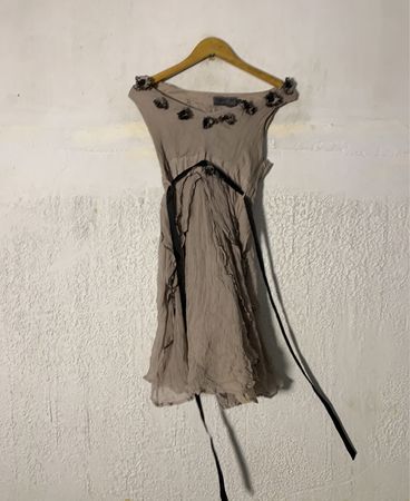 Vintage Stories Taupe Kleid mit schwarzem Gürtel und floralen Verzierungen