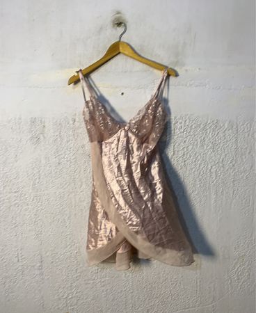 Pinkes Satin-Nachthemd mit Spitze und Schleifendetail