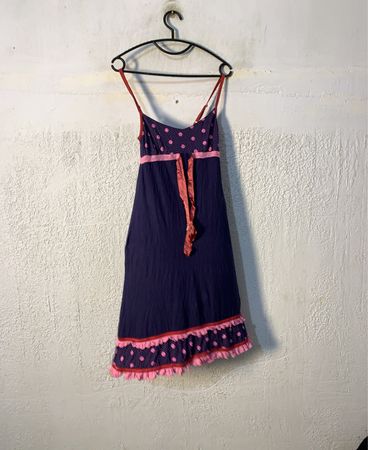 Marineblaues Spaghettiträgerkleid mit rosa Punkten und Rüschensaum