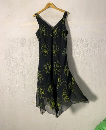 Schwarzes Kleid mit gelbem Blumenmuster