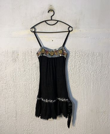 Schwarzes Mini-Kleid mit verziertem Ausschnitt