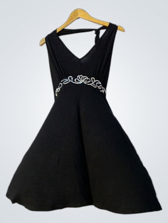 Schwarzes Kleid mit verziertem Bund