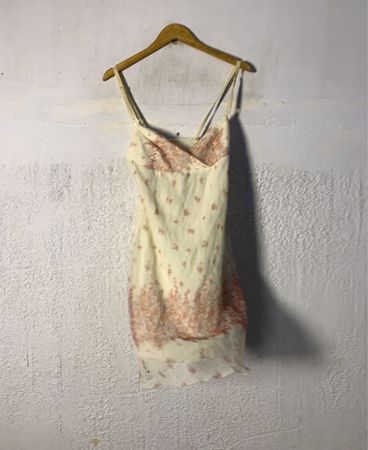 Cremfarbene und rosa Blumen-Charmeusekleid