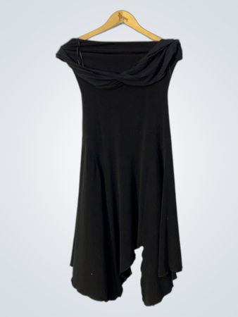 Schickes schwarzes asymmetrisches Off-Shoulder-Kleid