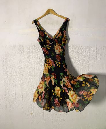 Schwarzes Kleid mit floralem Druck