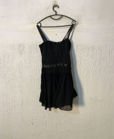 Schwarzes Perlenkleid