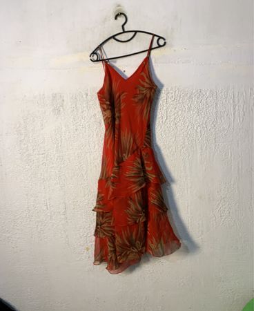 Rotes Kleid mit tropischem Druck und Rüschen