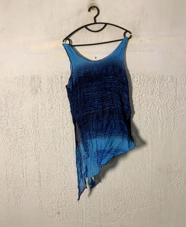 Blaues Ombre asymmetrisches Tank-Top