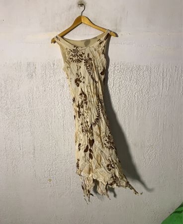 Cremefarbenes, blütenbedrucktes, ärmelloses Kleid