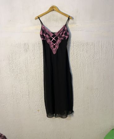 Schwarzes Slip-Kleid mit pinker Spitzenborte