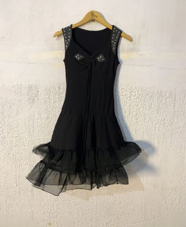Schwarzes Rüschenkleid mit Nieten-Schultern