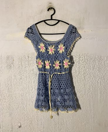 Blaues Häkelkleid mit floralem Detail