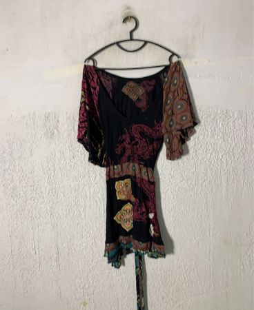 Schwarzes Kleid mit buntem Patchwork und Drachenmotiv