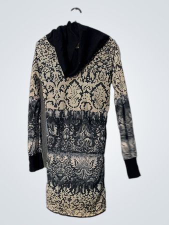 Langärmliges Kapuzenkleid mit Damastdruck
