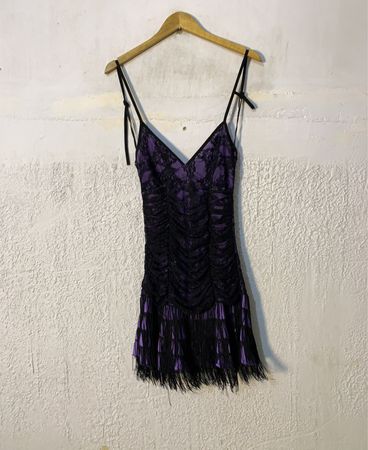 Lila und schwarze Spitzenkleid mit Fransen