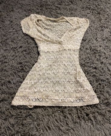 Beiges Spitzenkleid