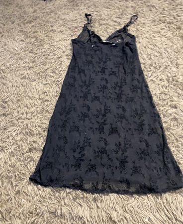 Schwarzes Blumendruck-Slipkleid
