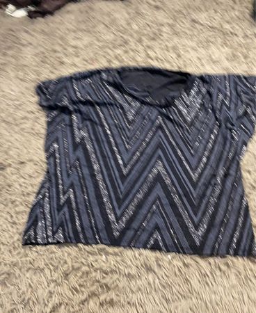 Schwarz und silberne Chevron-Print-Bluse