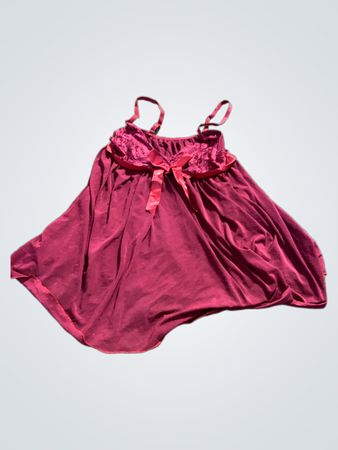 Rosa Babydoll-Nachthemd mit roter Schleife und Spitze.