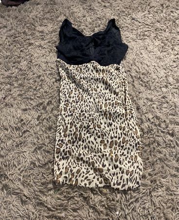 Leopardenmuster-Rüschkleid mit schwarzem Spitzenoberteil