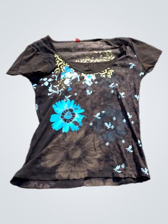 Schwarzes T-Shirt mit blauem Floralprint