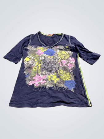 Blaues T-Shirt mit floraler Grafik und Text