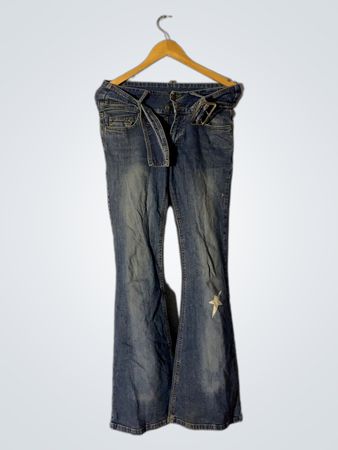 Blaue ausladende Jeans mit einem Sternenmotiv