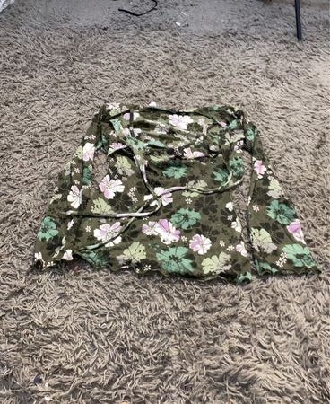 Grün floral bedrucktes Langarmoberteil