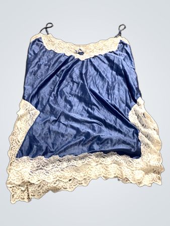 Blaues Satin-Nachtkleid mit weißen Spitzenrändern