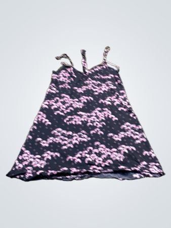 Schwarzes Kleid mit pinkem Blumenmuster