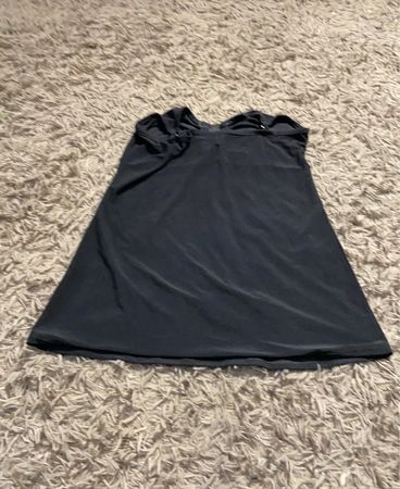 Schwarzes trägerloses Kleid mit weißen Details